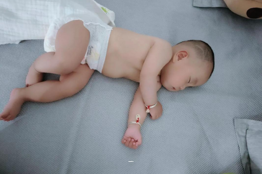 巴彦淖尔市宝宝胳膊上起红疙瘩